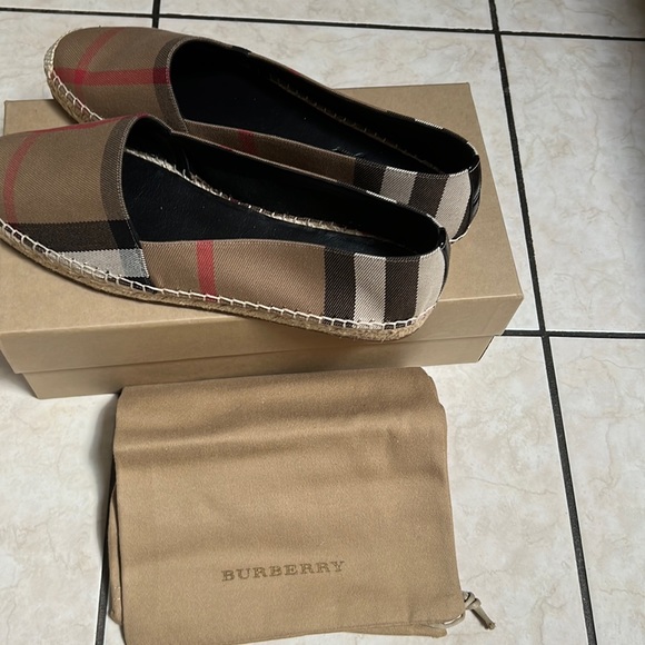 Burberry Shoes new with box and one dust bag only - Picture 6 of 9